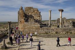 Image du Maroc Professionnelle de  les touristes se rassemblent autour des arches de la basilique, le principal bâtiment administratif de Volubilis.
Le site de Volubilis est l'un des sites les mieux préservés au Maroc et le plus visité. Il se situe à proximité de Moulay Idriss Zerhoun à une trentaine de km au nord-ouest de Meknès, photo prise le jeudi 8 Mars 2012. Volubilis ville antique berbère Walili (Lauriers rose) qui date du 3e siècle avant J.-C. capitale du royaume de Maurétanie fondé comme seconde capital sous le règne de Juba II. (Photo / Abdeljalil Bounhar)
 